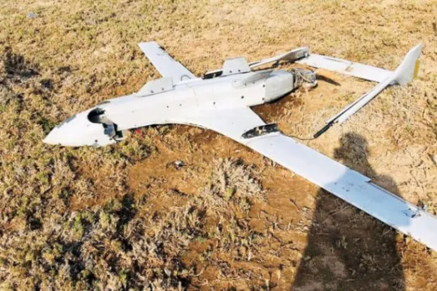 Husilere ait bir İHA birkaç gün önce, Hudeyde’nin güneyindeki Al-Khawkhah bölgesinde düşürüldü. (Yemeni Askeri Medyası)