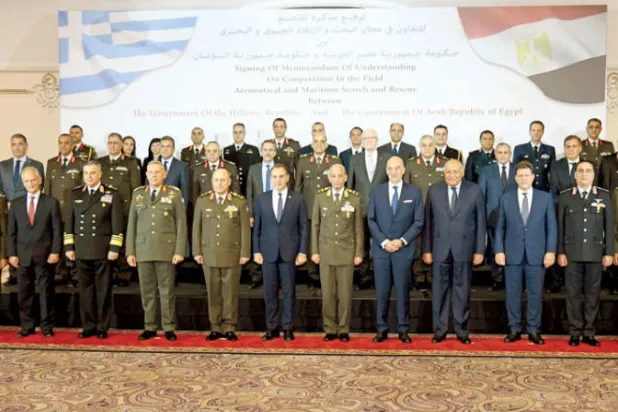 مسؤولون مصريون ويونانيون خلال توقيع مذكرة تفاهم عسكرية في القاهرة أمس (المتحدث العسكري المصري)