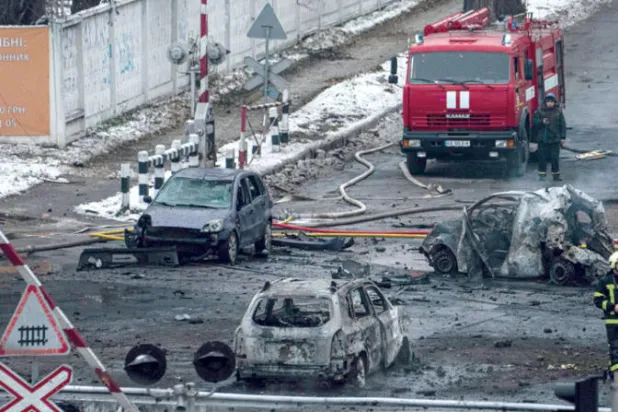 أعلنت الإدارة العسكرية في كييف مقتل ما لا يقل عن ثلاثة أشخاص وإصابة ستة جراء الضربات (أ.ب)