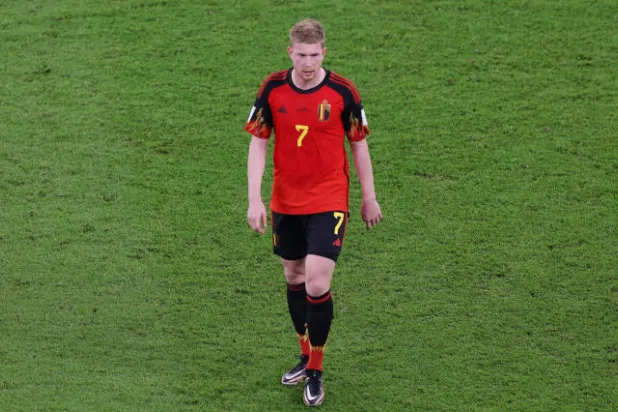 دي بروين استغرب من منحه جائزة لا يستحقها في الملعب (رويترز)