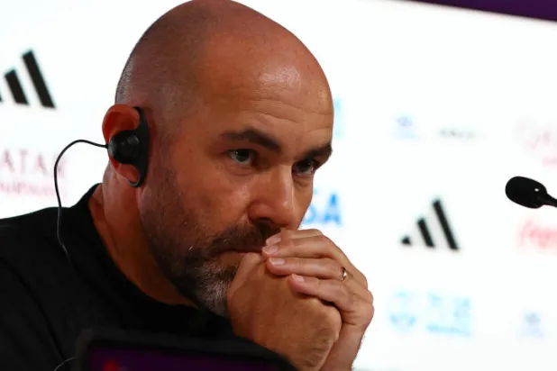 سانشيز لا يريد أن يكون منتخب قطر ثاني منتخب مستضيف يودع في دور المجموعات (رويترز)