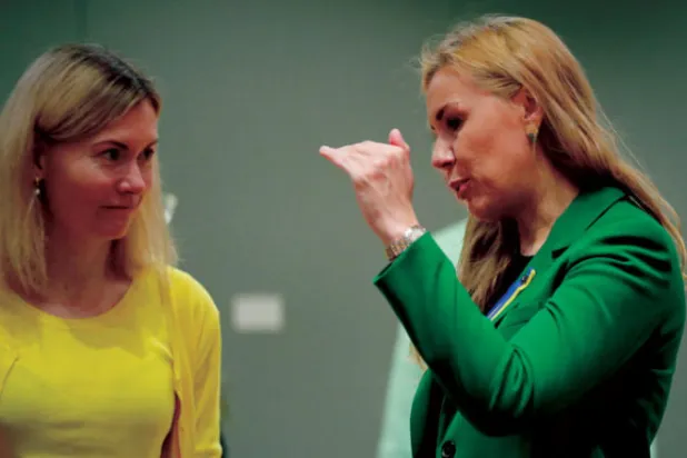 مفوضة الطاقة الأوروبية كادري سيمسون (يمين) ووزيرة الاقتصاد الإستونية رينا سيكوت في بروكسل أمس (إ.ب.أ)