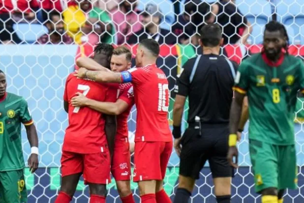 فرحة سويسرية بعد هدف الفوز في المرمى الكاميروني (أ.ب)