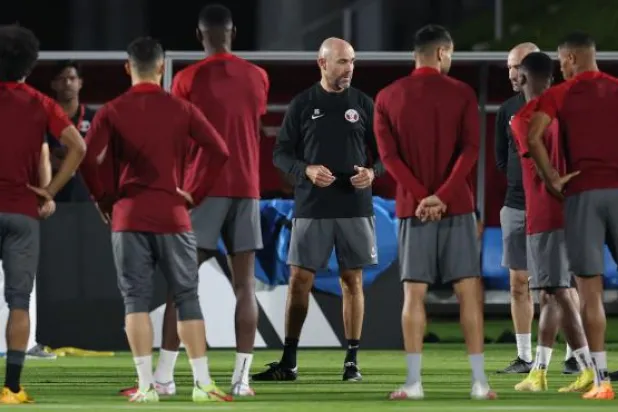 منتخب قطر بحاجة لتحقيق نتيجة إيجابية أمام السنغال وإلا سيغادر المجموعات (أ.ف.ب)