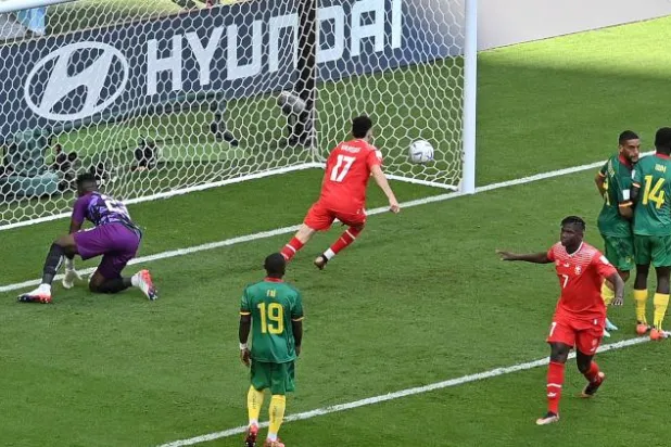 نجم سويسرا إمبولو لم يحتفل بهدفه في شباك وطنه الأصلي الكاميرون (أ.ف.ب)