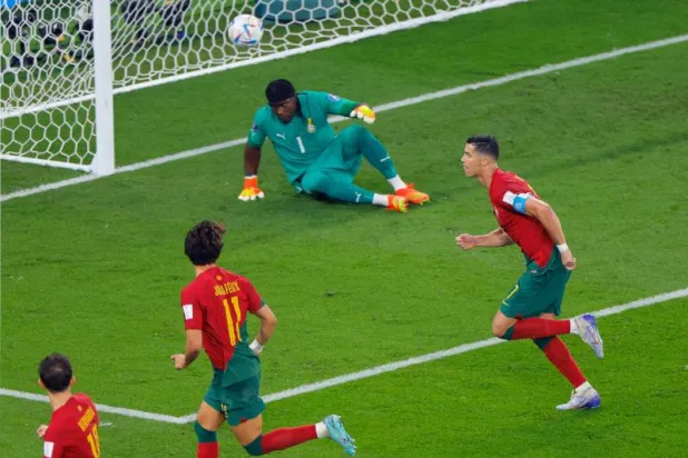 فرحة لاعبي البرتغال بفوزهم الثمين على غانا (أ.ف.ب)