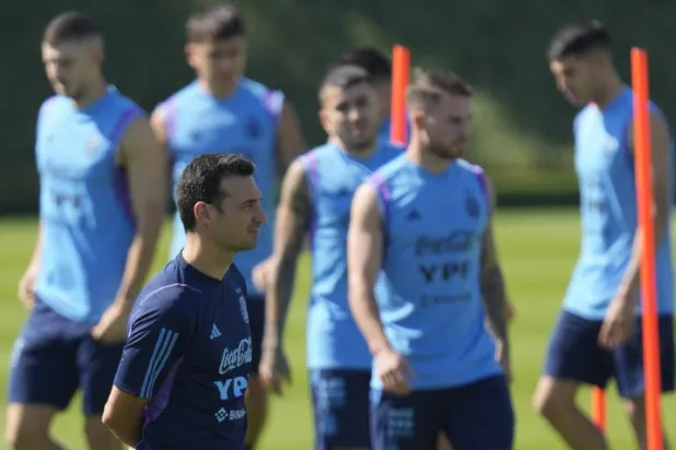 التقاء اللاعبين بعائلاتهم قبيل مباراة المكسيك (أ.ب)