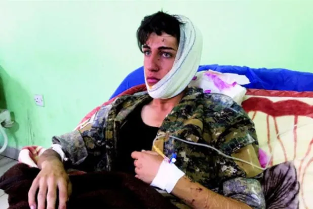 یک مرد جوان پس از مجروح شدن در حمله اخیر ایران به کویا در نزدیکی اربیل در بیمارستان بستری شده‌است (رویترز)