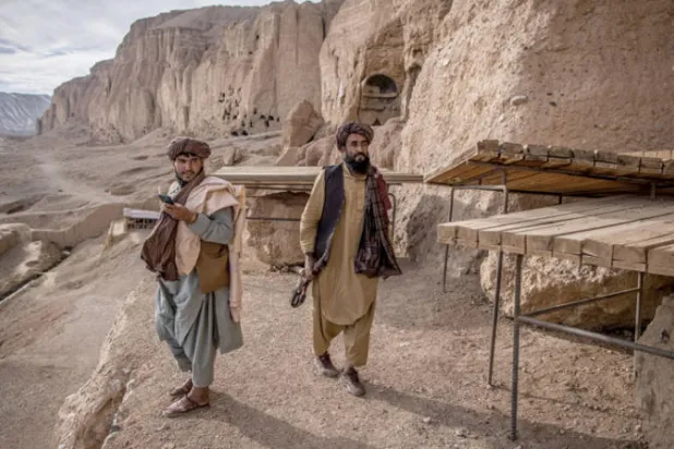 اثنان من عناصرطالبان خلال دورية في موقع تماثيل باميان أمس (د.ب.أ)