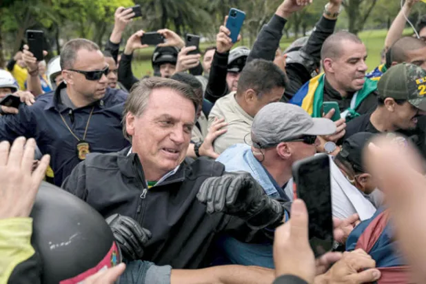 الرئيس المنتهية ولايته اليميني جايير بولسونارو وسط حراسه وأنصاره في ساوباولو في 1 أكتوبر الماضي (أ.ف.ب)