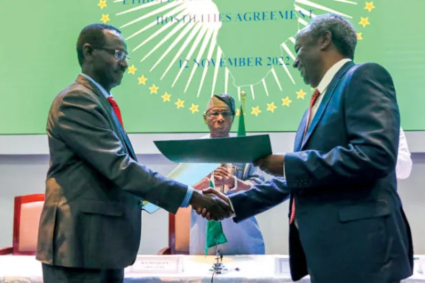 تبادل وثيقة الوقف الدائم للأعمال العدائية بين إثيوبيا وتيغراي في نيروبي في 12 نوفمبر الحالي (أ.ف.ب)