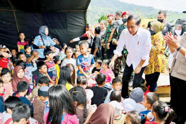 الرئيس الإندونيسي جوكو ويدودو يزور ملجأ للناجين من الزلزال، أمس (أ. ف.ب)