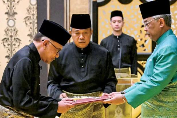 أنور إبراهيم يؤدي اليمين الدستورية أمام الملك أمس (أ.ب)