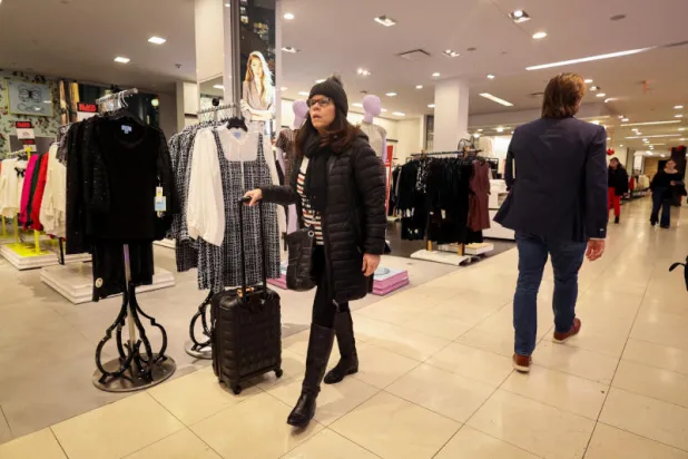 متسوقون في متجر «ماسيز» بنيويورك (رويترز)