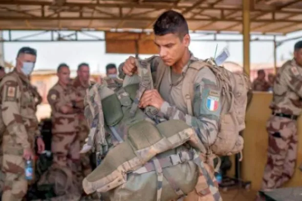 جنود من قوة «برخان» الفرنسية يغادرون مالي (أ.ب)