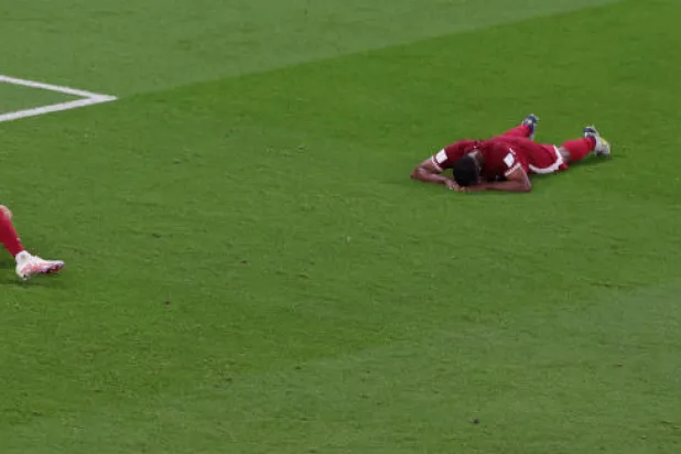 حسرة لاعبي قطر بعد الخروج من دور المجموعات (رويترز)