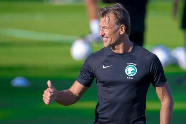 الفرنسي إيرفي رينارد مدرب المنتخب السعودي خلال الحصة التدريبية الأخيرة قبل مباراة بولندا (الشرق الأوسط)