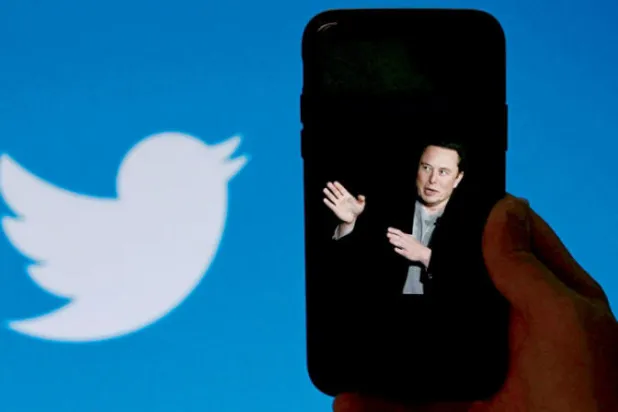 أعلن مالك «تويتر» الجديد إيلون ماسك أن الموقع سيطرح فئات جديدة من علامات التوثيق (أ.ف.ب)