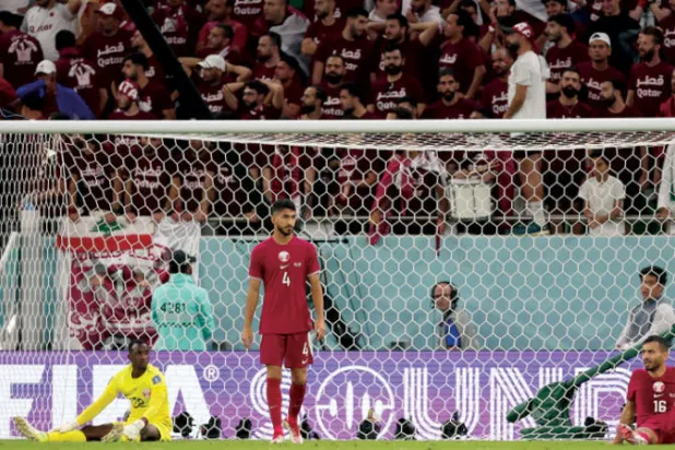 لاعبو قطر عقب الخسارة أمام السنغال وخيبة الأمل في توديع المونديال (رويترز)