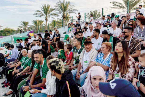 عائلة رينارد حضرت من بين مئات المشجعين لتدريبات المنتخب السعودي الأخيرة (إ.ب.أ)