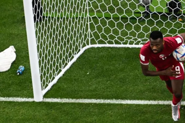 محمد مونتاري أحرز أول هدف لقطر في كأس العالم (أ.ف.ب)