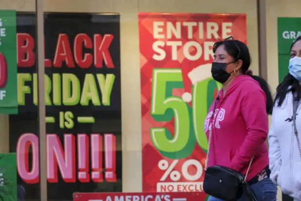 أكثر من نصف الفرنسيين يعتزمون شراء أغراض خلال «بلاك فرايداي» (أ.ب)