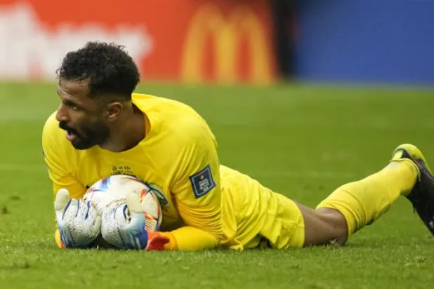 محمد العويس كان سداً منيعاً امام الهجمات الأرجنتينية (ا.ب)