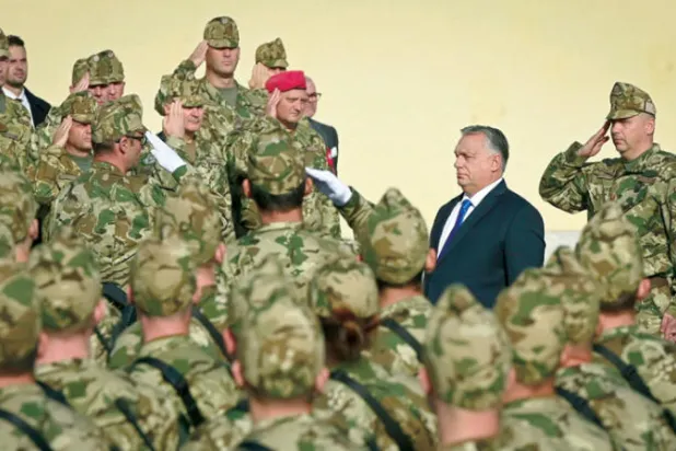 أوربان خلال حفل قسم اليمين لجنود متطوعين في 15 أكتوبر (أ.ب)