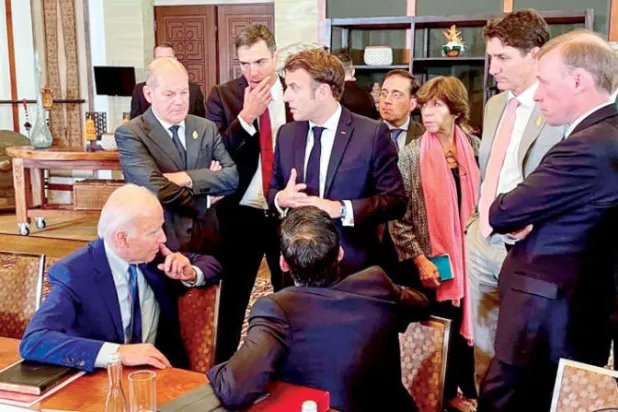 ماكرون وبايدن وعدد من قادة الدول خلال قمة «العشرين» في بالي في 16 نوفمبر الحالي (إ.ب.أ)