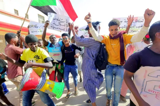 جانب من مسيرة احتجاجية في الخرطوم يوم الأربعاء تطالب بالحكم المدني (رويترز)