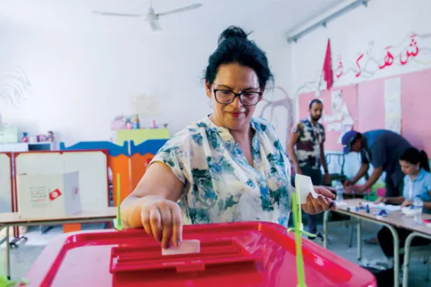 تونسية تدلي بصوتها في الاستفتاء على دستور البلاد الصيف الماضي (أ.ف.ب)