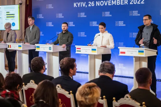 الرئيس الأوكراني يعقد مؤتمراً صحافياً برفقة الرئيسة المجرية ورؤساء وزراء ليتوانيا وبلجيكا وبولندا في كييف (رويترز)