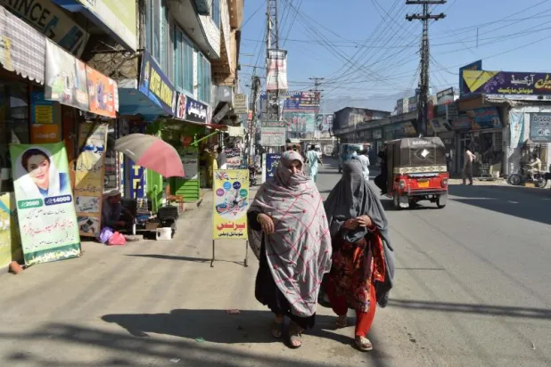 أفغانيات في إحدى الأسواق بمنطقة خيبر بختونخوا (أ.ف.ب)