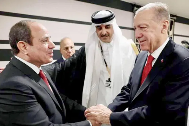 صورة بثها المتحدث الرئاسي المصري للقاء الرئيس المصري ونظيره التركي بحضور أمير قطر على هامش افتتاح المونديال  (الرئاسة المصرية)