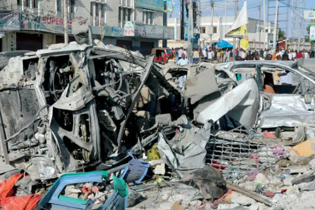 دمار أحدثه تفجير سيارة مفخخة في مقديشو في 29 أكتوبر الماضي (أ.ف.ب)