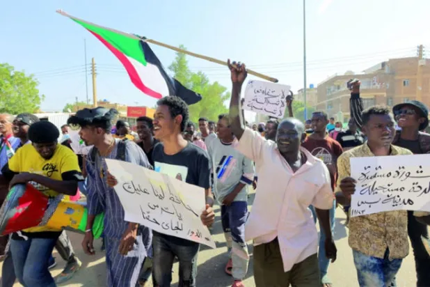 جانب من مسيرة يوم 23 نوفمبر في الخرطوم للمطالبة بالحكم المدني (رويترز)