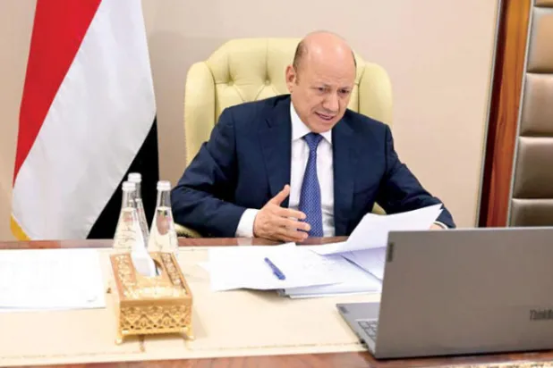 رئيس مجلس القيادة الرئاسي اليمني رشاد العليمي أثناء ترؤسه السبت اجتماعاً افتراضياً لأعضاء المجلس (سبأ)