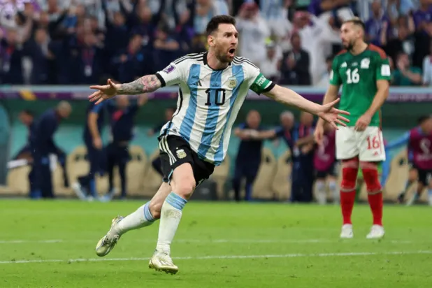 ميسي يحتفل بعد تسجيل هدفه الأول في مرمي المكسيك أمس (أ.ف.ب)