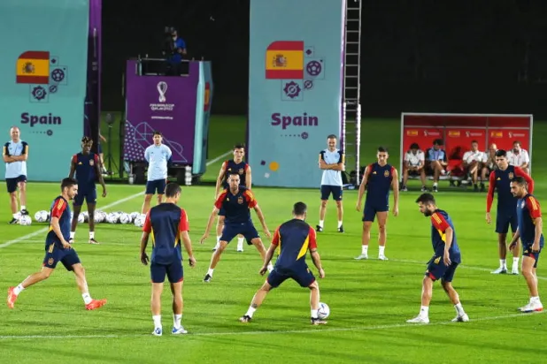 لاعبو منتخب إسبانيا خلال التدريب أمس في الدوحة (إ.ب.أ)