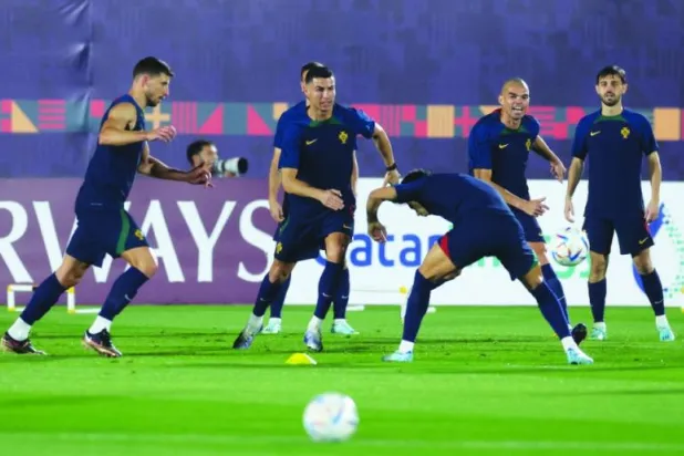 رونالدو (وسط) خلال تدريبات البرتغال استعداداً لموقعة الأوروغواي (رويترز)