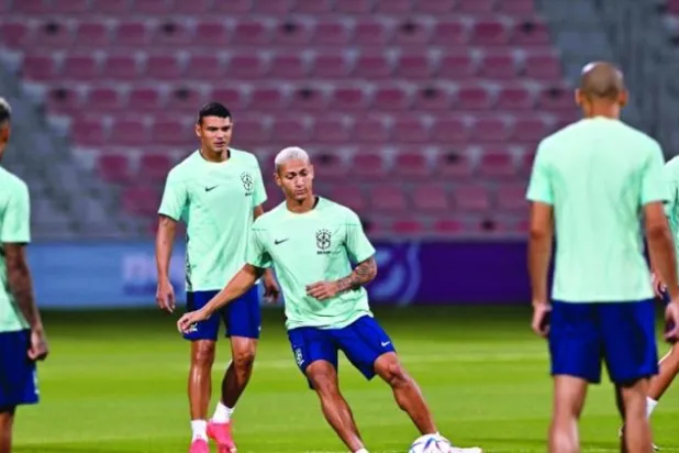 ريشارليسون نجم البرازيل (وسط) سيحمل عبء الهجوم في غياب نيمار (أ.ف.ب)