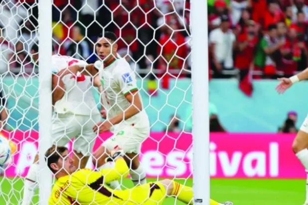 الكرة تعانق شباك البلجيكي كورتوا من قدم عبد الحميد صابري (إ.ب.أ)