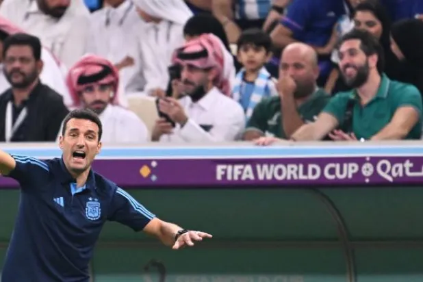 سكالوني طالب لاعبيه والجماهير بالهدوء والصبر (أ.ف.ب)