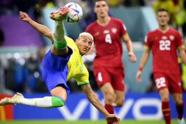 ريشارليسون سرق قلوب المشجعين في العالم بعد أدائه أمام صربيا (أ.ب)