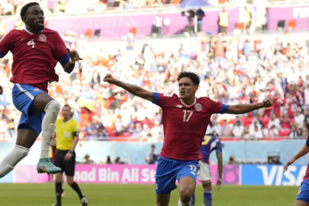 فرحة لاعبي كوستاريكا بهدفهم القاتل في شباك اليابان ( إيه.ب)