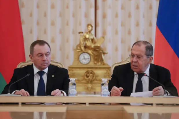 وزير الخارجية الروسي سيرغي لافروف مع نظيره البيلاروسي الراحل فلاديمير ماكي (أرشيف - إ.ب.أ)