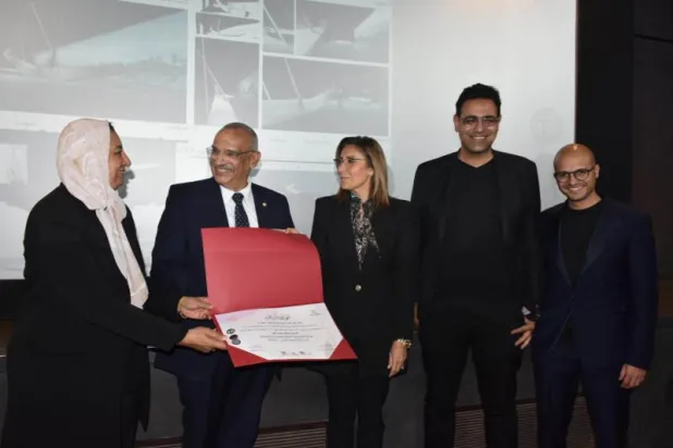 لحظة تسلم الجائزة (الشرق الأوسط)