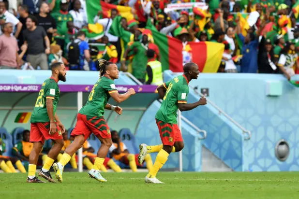 لاعبو الكاميرون يحتفلون بعد تسجيلهم الهدف الثاني في شباك صربيا (رويترز)