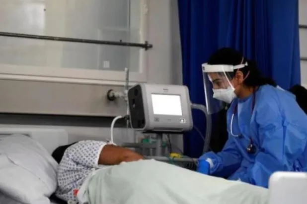 ممرضة تهتم بمريض مصاب بفيروس كورونا داخل مستشفى في بريطانيا (أرشيفية-رويترز)