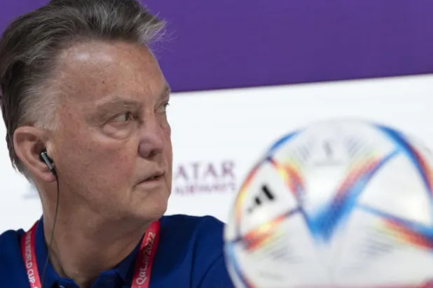 فان غال في المؤتمر الصحافي لمباراة قطر (أ.ف.ب)